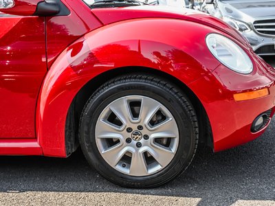 2008 Volkswagen New Beetle coupe in Dollard-des-Ormeaux, Quebec