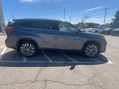 2021 Toyota Highlander Hybrid in Bolton, Ontario