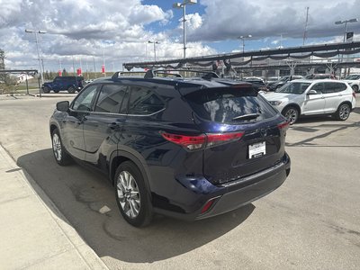 2022 Toyota Highlander hybrid in Calgary, Alberta