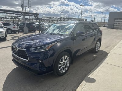 2022 Toyota Highlander hybrid in Calgary, Alberta
