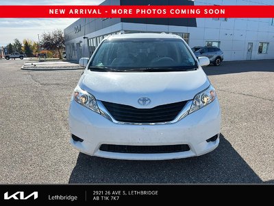 2013 Toyota Sienna LE — photo 2