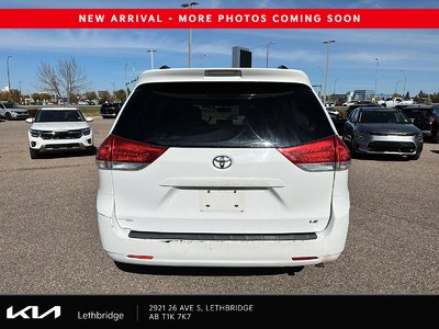 2013 Toyota Sienna LE — photo 3