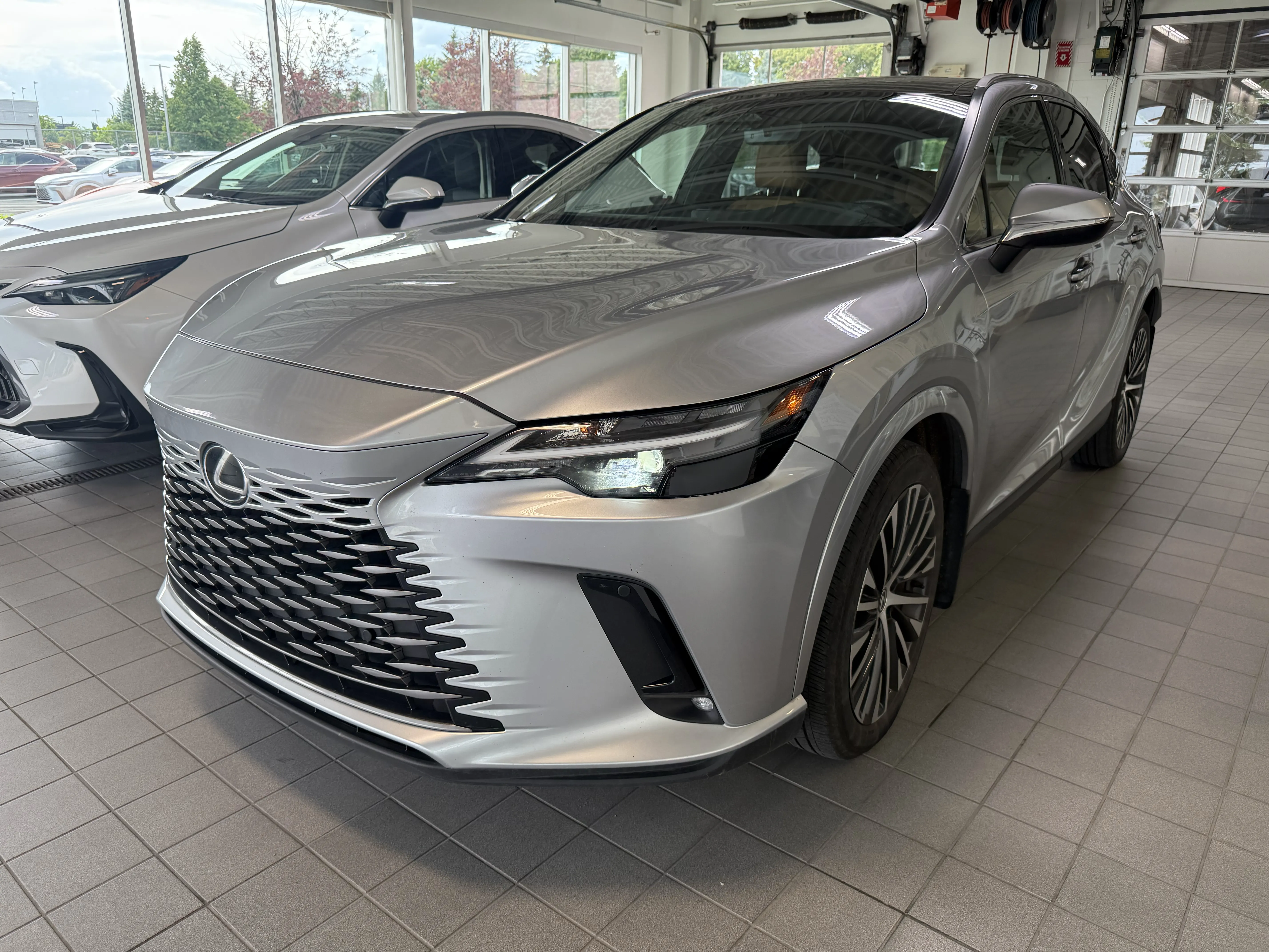 Lexus RX 350h LUXE 2024 AWD - HYBRIDE - TOIT OUVRANT PANORAMIQUE - JANTES 21'' - CUIR PALOMINO