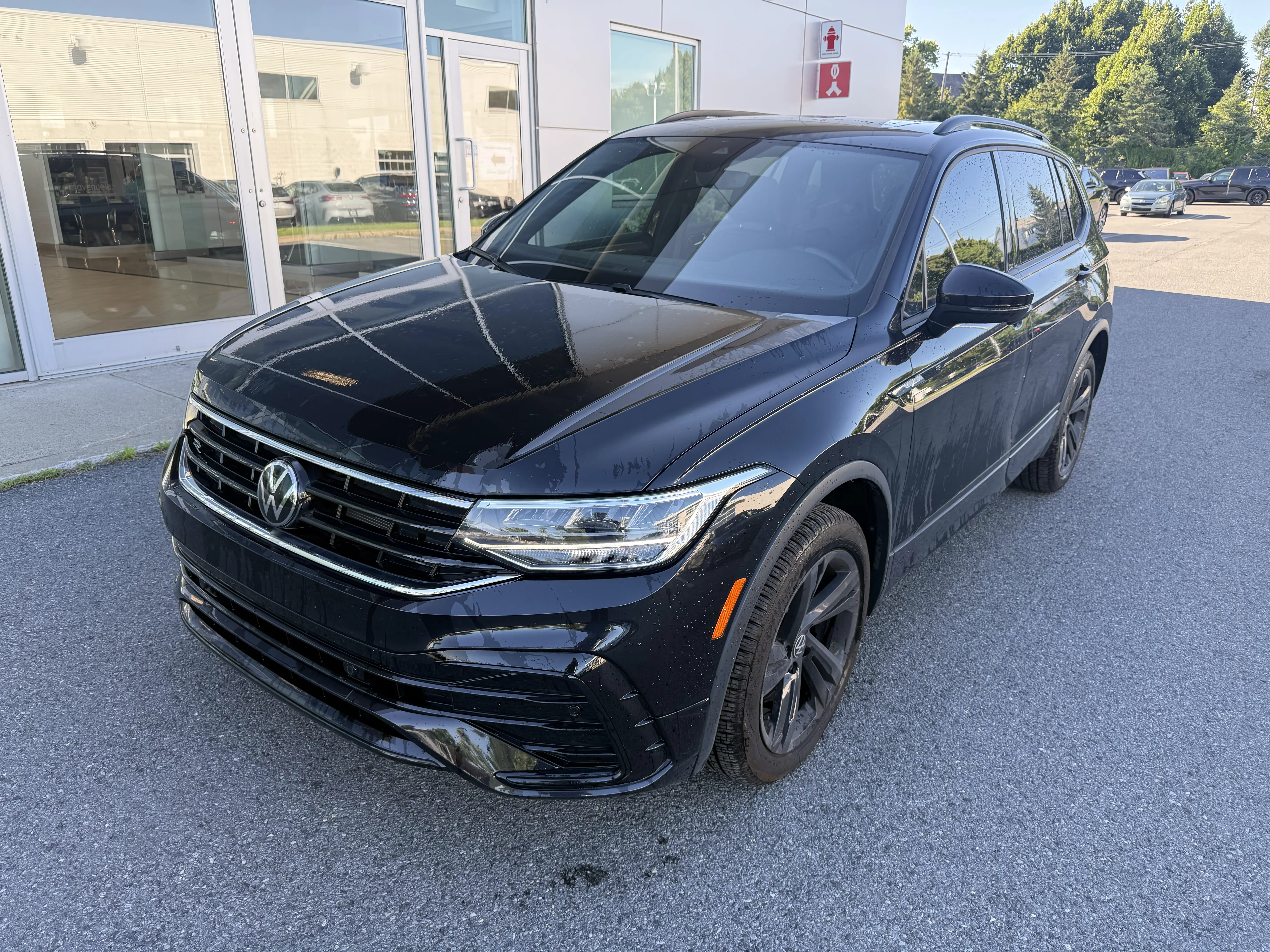 Volkswagen Tiguan COMFORTLINE R-LINE BLACK EDITION 2024 AWD - TOIT PANORAMIQUE - CARPLAY - SIEGES CHAUFFANTS