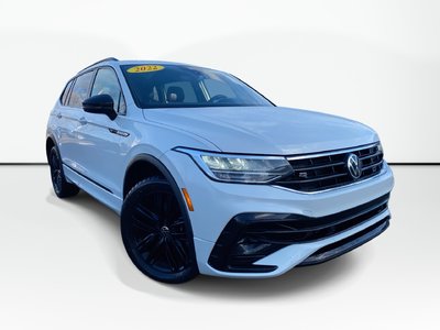 2022 Volkswagen TIGUAN COMFORTLINE R-LINE BLACK EDITION | Cam | USB Warranty to 2027 | Clean CarFax | Local One Owner