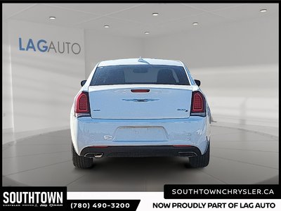 2018 Chrysler 300 300S — photo 3