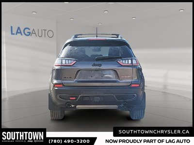 2023 Jeep Cherokee Trailhawk — photo 3