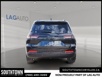 2023 Jeep Grand Cherokee Altitude — photo 3