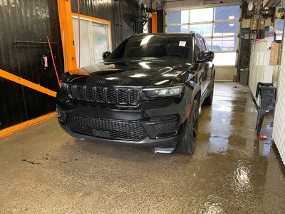 Jeep Grand Cherokee ALTITUDE 4X4 *TOIT* SIÈGES CHAUFF HAYON ELECT 2023