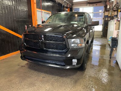 Ram 1500 Classic NIGHT EDITION CREW 4X4 V8 *SIÈGES CHAUFF* CARPLAY 2022
