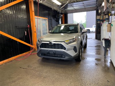 2024 Toyota RAV4 XLE AWD *TOIT* SIÈGES CHAUFF HAYON ELECT REG ADAPT