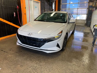 Hyundai Elantra PREFERRED AUTO *TOIT* NAV SIÈGES CHAUFF CARPLAY 2023