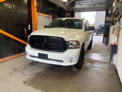 Ram 1500 Classic NIGHT EDITION 4X4 *CARPLAY* FREINS REMORQ WIFI USB 2023