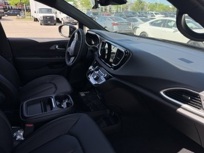 2027 CHRYSLER Grand Caravan SXT — photo 8