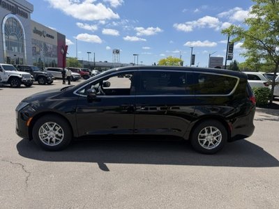 2027 Chrysler Pacifica in Woodbridge, Ontario