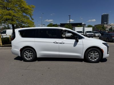 2027 Chrysler Pacifica in Woodbridge, Ontario