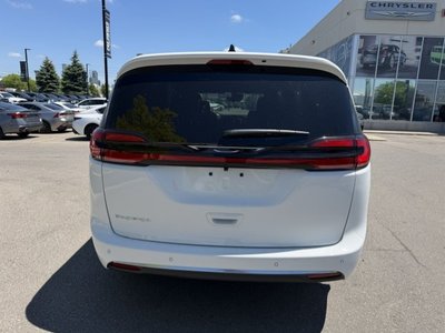 2027 Chrysler Pacifica in Woodbridge, Ontario