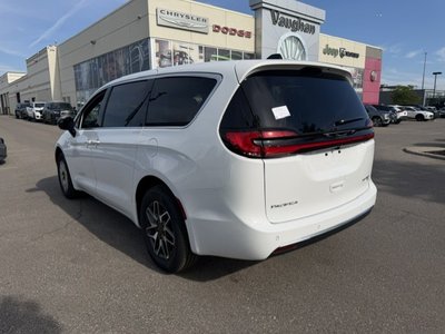 2027 Chrysler Pacifica in Woodbridge, Ontario