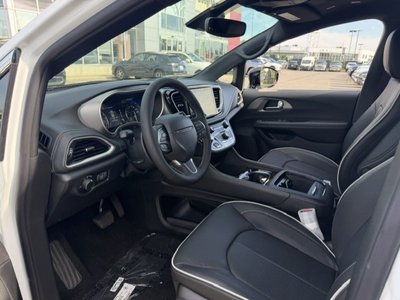 2027 Chrysler Pacifica in Woodbridge, Ontario