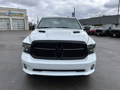 Ram RAM 1500 Classic Crew Cab 4x4 (DS)  2022 à Woodbridge, Ontario
