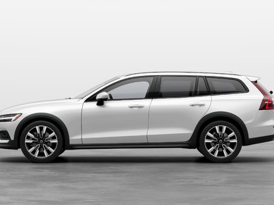 2026 Volvo V60 Cross Country in Pointe-Claire, Quebec