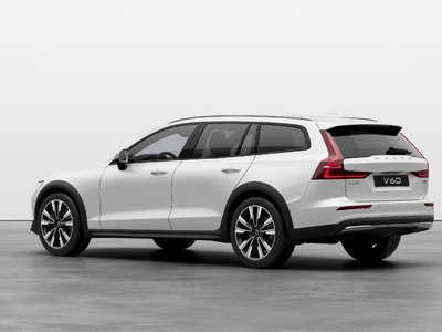 2026 Volvo V60 Cross Country in Pointe-Claire, Quebec