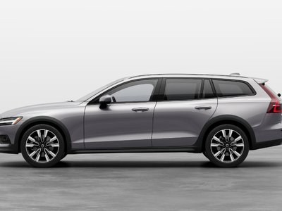 2026 Volvo V60 Cross Country in Pointe-Claire, Quebec