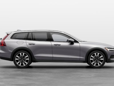 2026 Volvo V60 Cross Country in Pointe-Claire, Quebec