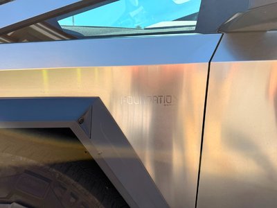 Tesla Cybertruck  2024 à Richmond, Colombie-Britannique