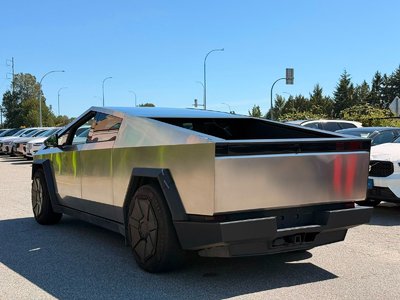 Tesla Cybertruck  2024 à Richmond, Colombie-Britannique