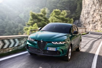 What are the differences between the Sprint and Veloce versions of the Alfa Romeo Tonale?
