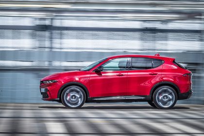 Main differences between the Alfa Romeo Tonale PHEV 2024 and the Lexus NX 450h+.