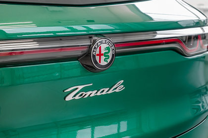 Alfa Romeo Tonale PHEV Tributo 2025 | Verde Fangio - Photos