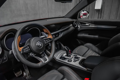 2025 Alfa Romeo Stelvio Intensa | Rosso GTA - Pictures