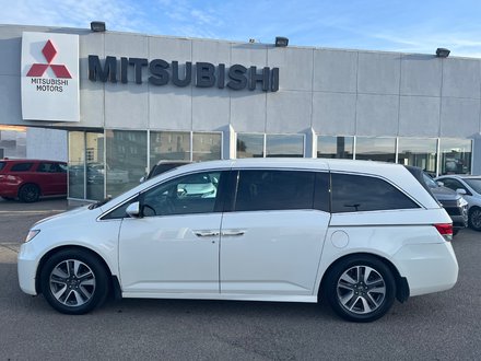 2016 Honda Odyssey Touring, Leather Interior, Sunroof, Navigation