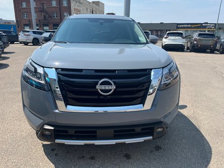 2024 Nissan Pathfinder SL 4WD, Leather, Sunroof, Heated Seats