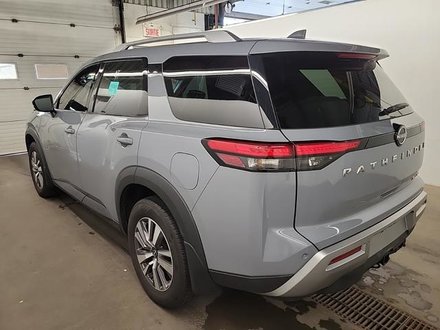 2023 Nissan Pathfinder SL V6 4x4 at