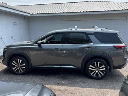 2022 Nissan Pathfinder Platinum V6 4x4 at