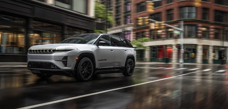 Choosing Between the All-Electric Wagoneer S and Traditional Grand Cherokee