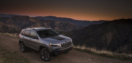 2021 Jeep Cherokee vs 2021 Nissan Rogue: Go further in a Jeep