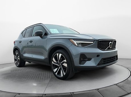 2023 Volvo XC40 B5 PLUS AWD // DARK THEME
