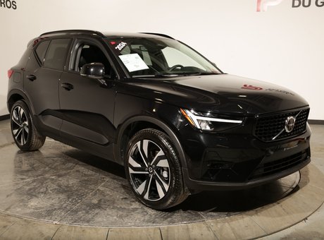 2024 Volvo XC40 B5 PLUS AWD // DARK THEME