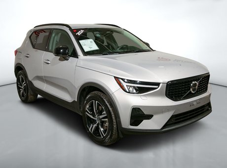 2024 Volvo XC40 B5 CORE // AWD // DARK THEME