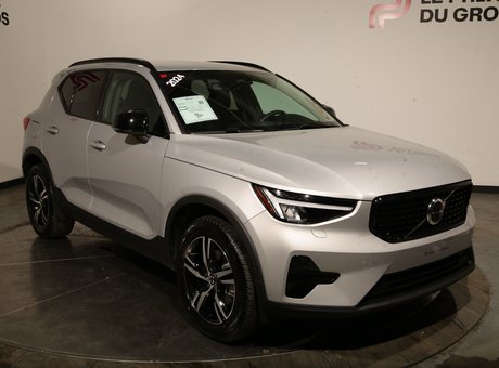 Volvo XC40 B5 CORE // AWD // DARK THEME 2024