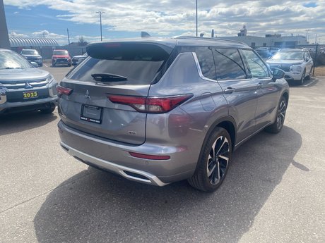 2022 Mitsubishi Outlander GT PREMIUM in Thunder Bay, Ontario - 2 - w460h350px
