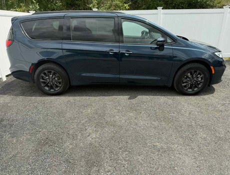 2022 Chrysler Pacifica S Touring | Car Play | 7 Passenger | Sto N Go Seat