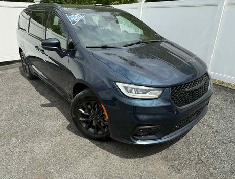 2022 Chrysler Pacifica S Touring | Car Play | 7 Passenger | Sto N Go Seat