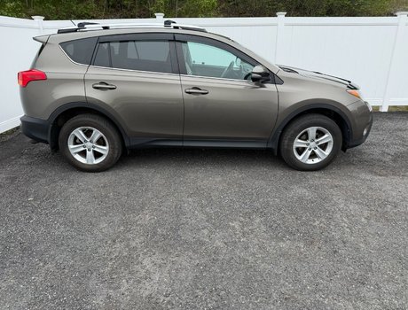 2014 Toyota RAV4 XLE | SunRoof | HtdSeat | USB | Cam