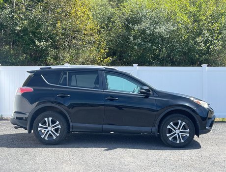 2017 Toyota RAV4 LE | Cam | USB | Htd Seats | Bluetooth