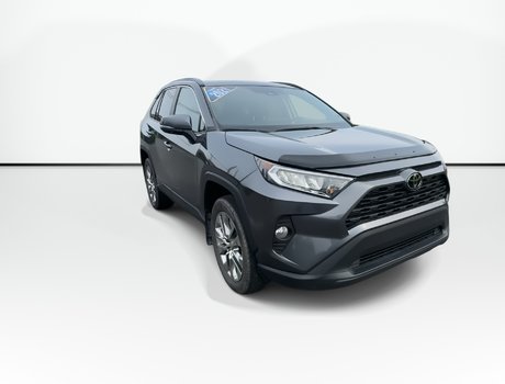2021 Toyota RAV4 XLE | Roof | Cam | USB | Warranty to 2027